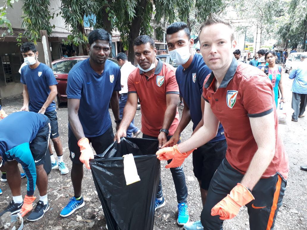 Support staffs also shared a hand with players in #SwachhataHiSeva campaign #BackTheBlue