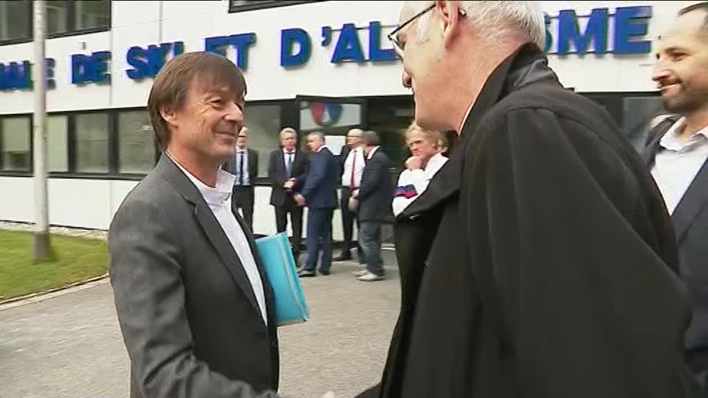 Nicolas Hulot à Chamonix : "je n'ai pas de baguette magique contre la pollution".

lc.cx/G6p7