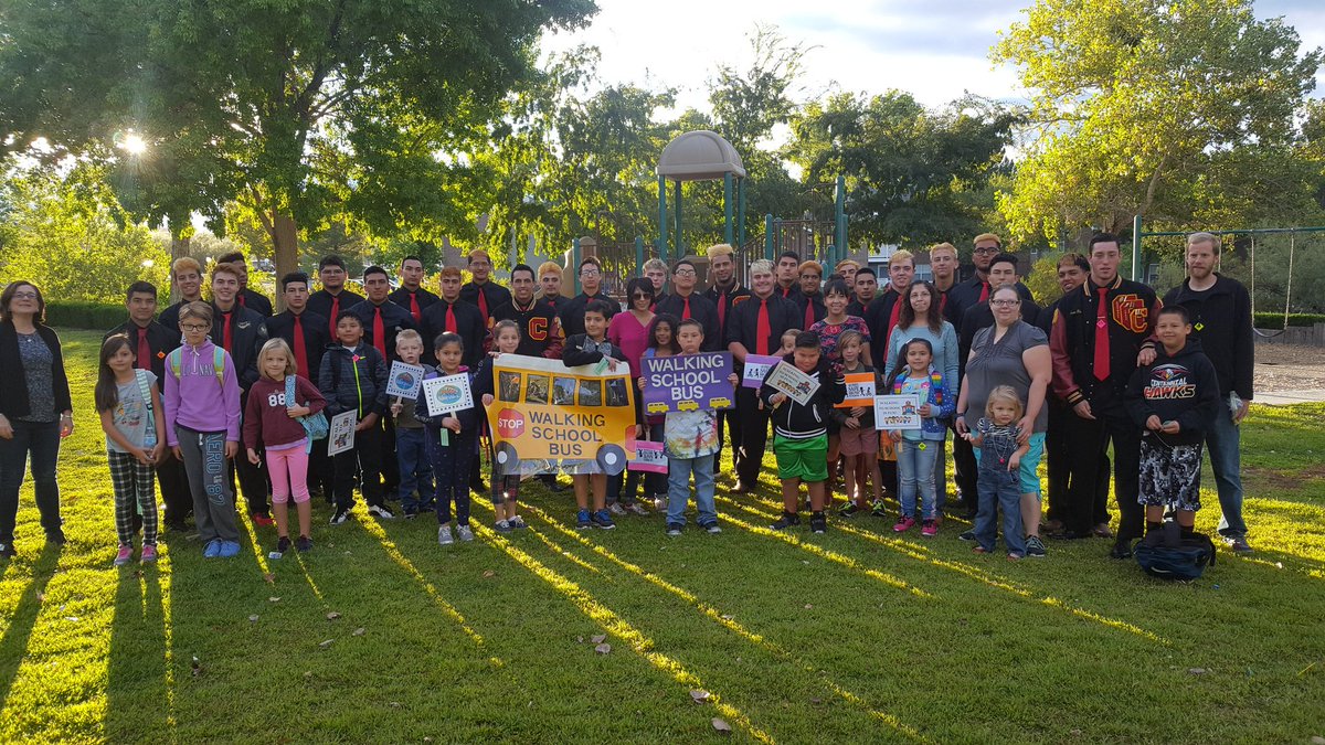 Angrybirdfb's tweet photo. Desert Hills walk to school day! Thanks guys! #beachampion https://t.co/5mqkAxdiMD