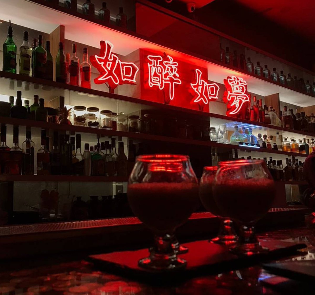 lantian00's tweet photo. 시먼딩의 '취한듯 꿈인듯'bar. 여기 유명해졌는지 한국말밖에 안들려 https://t.co/34mor0eBb8