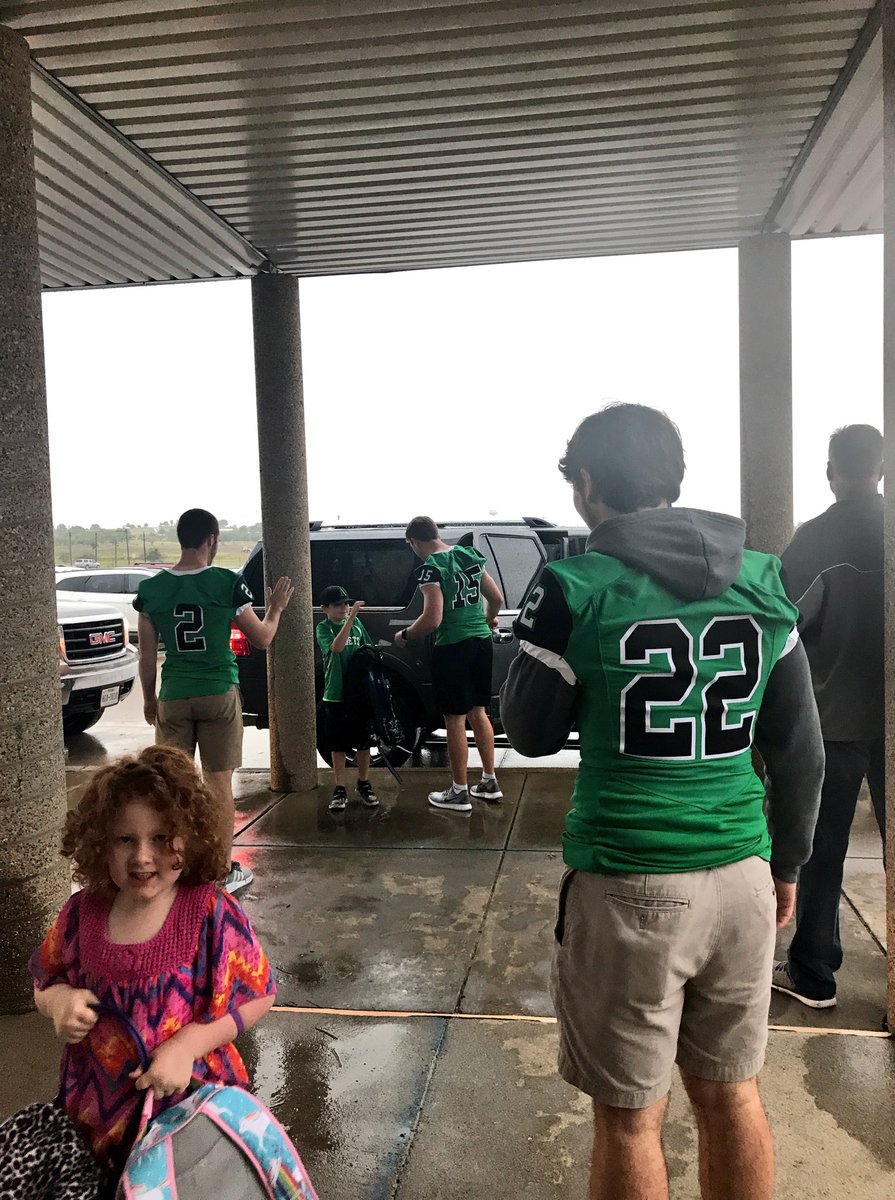 _kim_edwards's tweet image. Back where it all began for Zach! Love seeing those kiddos faces light up! 💚Hornet Pride @silvercreekazle @AzleHornets