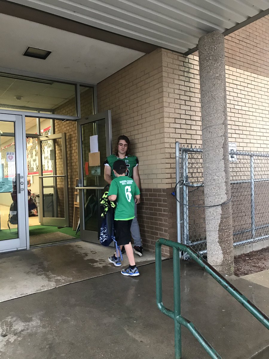 _kim_edwards's tweet image. Back where it all began for Zach! Love seeing those kiddos faces light up! 💚Hornet Pride @silvercreekazle @AzleHornets