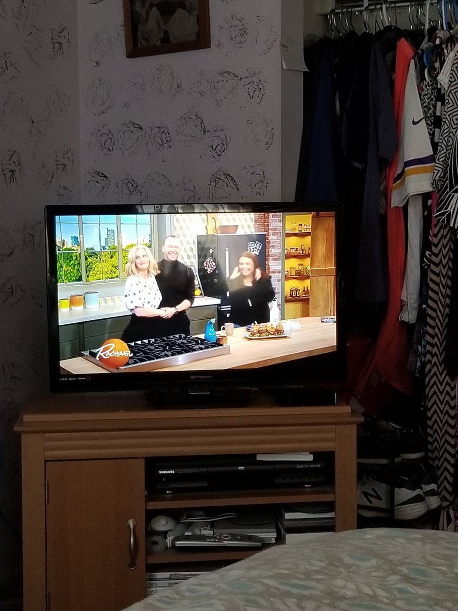 roxygirl301's tweet photo. @DonnieWahlberg so happy I'm off today to watch you and @JennyMcCarthy on Rachael Ray! https://t.co/i1iIQw3ZrE