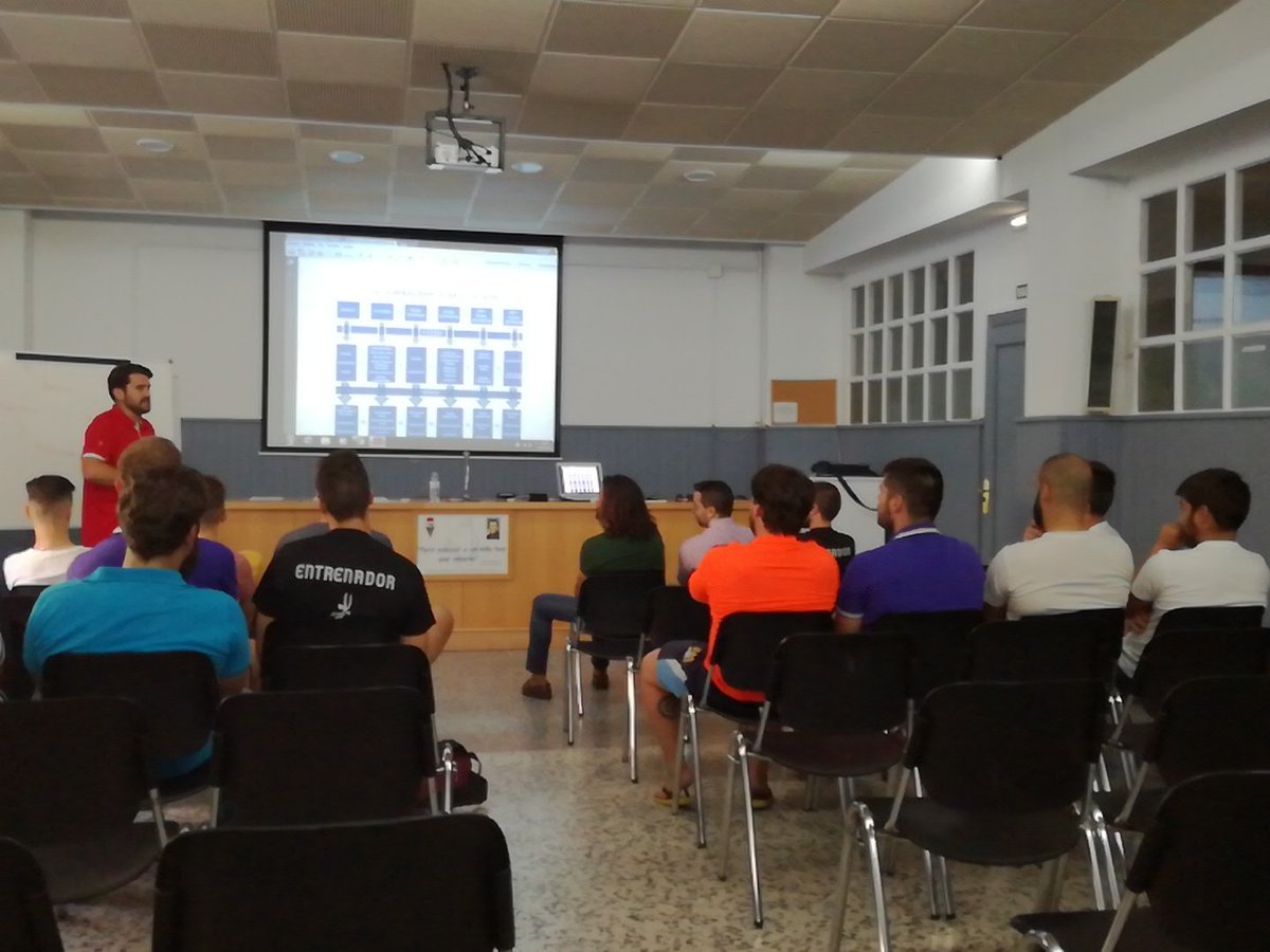 I Jornada formativa de la temporada <a href="/cdmaristasbad/">C.D.Maristas Badajoz</a> con <a href="/Natxocortes/">Nacho Cortés</a>.
@arturogiralt99 <a href="/Juanlu_morera/">John Lewis Morera</a> <a href="/AlvaroGranero/">.</a> <a href="/isgtiko/">Isma Soto</a> <a href="/kikepiza/">Kike Pizarro</a>