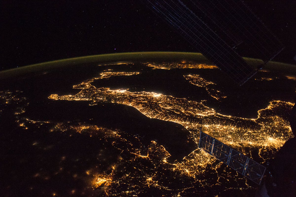 A chi questa sera si lascerà affascinare dalla scienza durante la Notte Europea dei Ricercatori, un grande saluto da una cavia spaziale😁!!