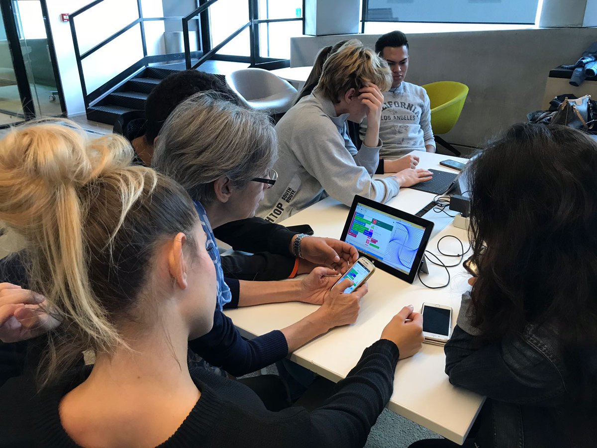 fmdigitale's tweet photo. #NuvolaRosa ripartono le attività alla #MicrosoftHouse: oggi con #touchdevelop e #Kodu per grandi e piccini #Stem #donne #tecnologia https://t.co/mQTQEmwRR2