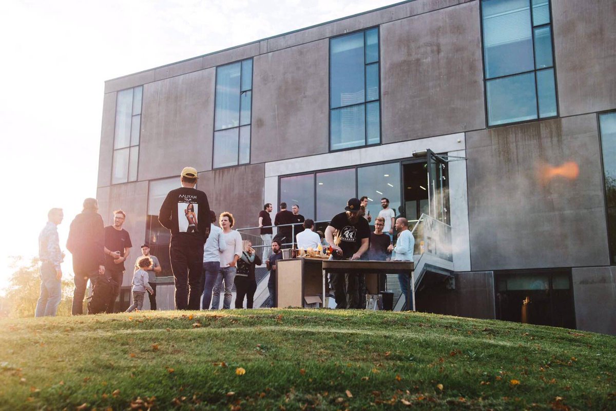 KadansScience's tweet photo. Huurder FALSUM gaf gisteren een sfeervol openingsfeestje! Ze huren in het AV-huis op de TripleO Campus in Breda (foto: @remyvdhurk) https://t.co/ae317JauZx