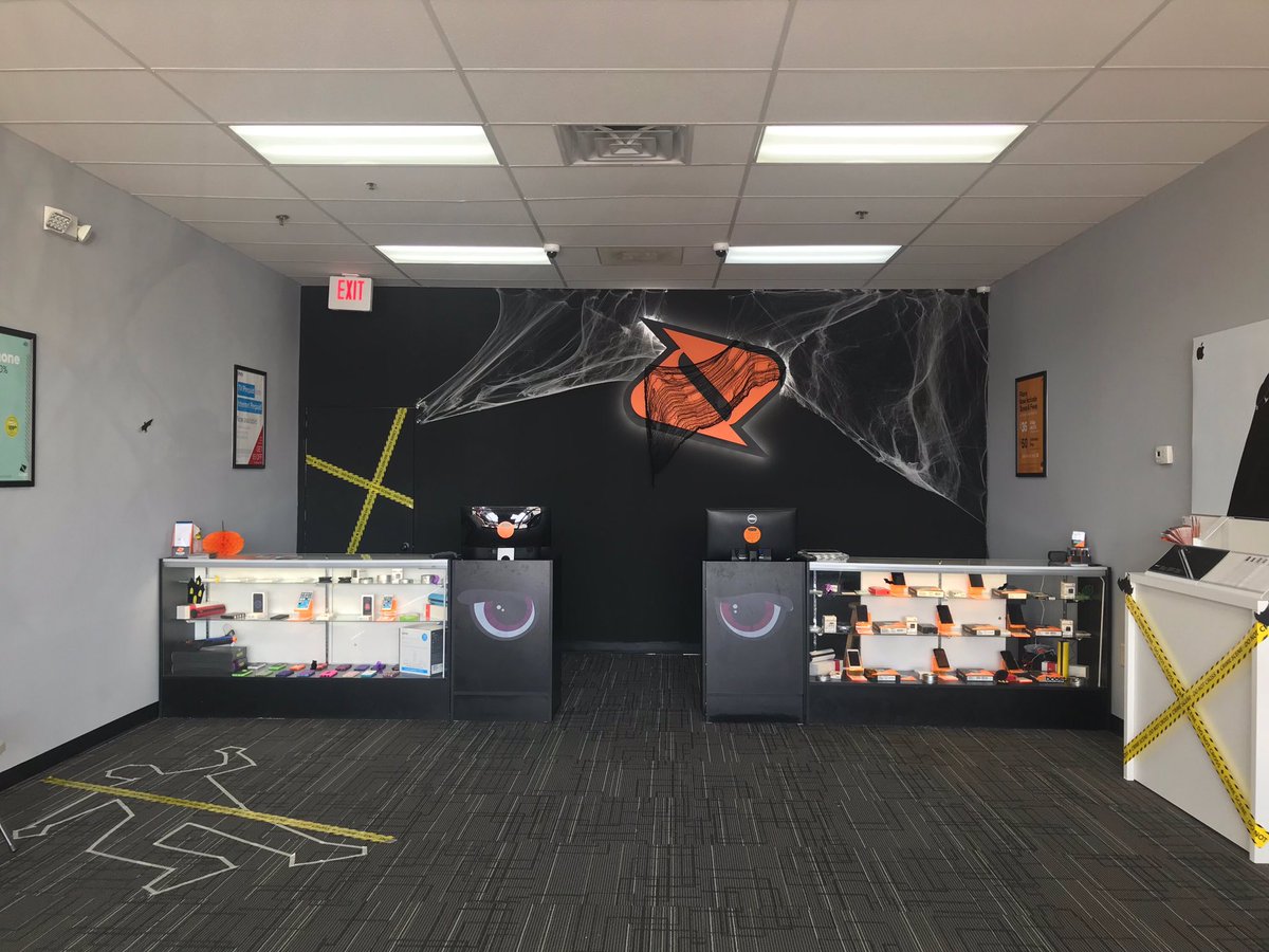 ChrisNewbert1's tweet photo. #BoostMobile in #Altoona is ready for Halloween. #VIPWireless #CPAWireless https://t.co/iGyMzG8w9L