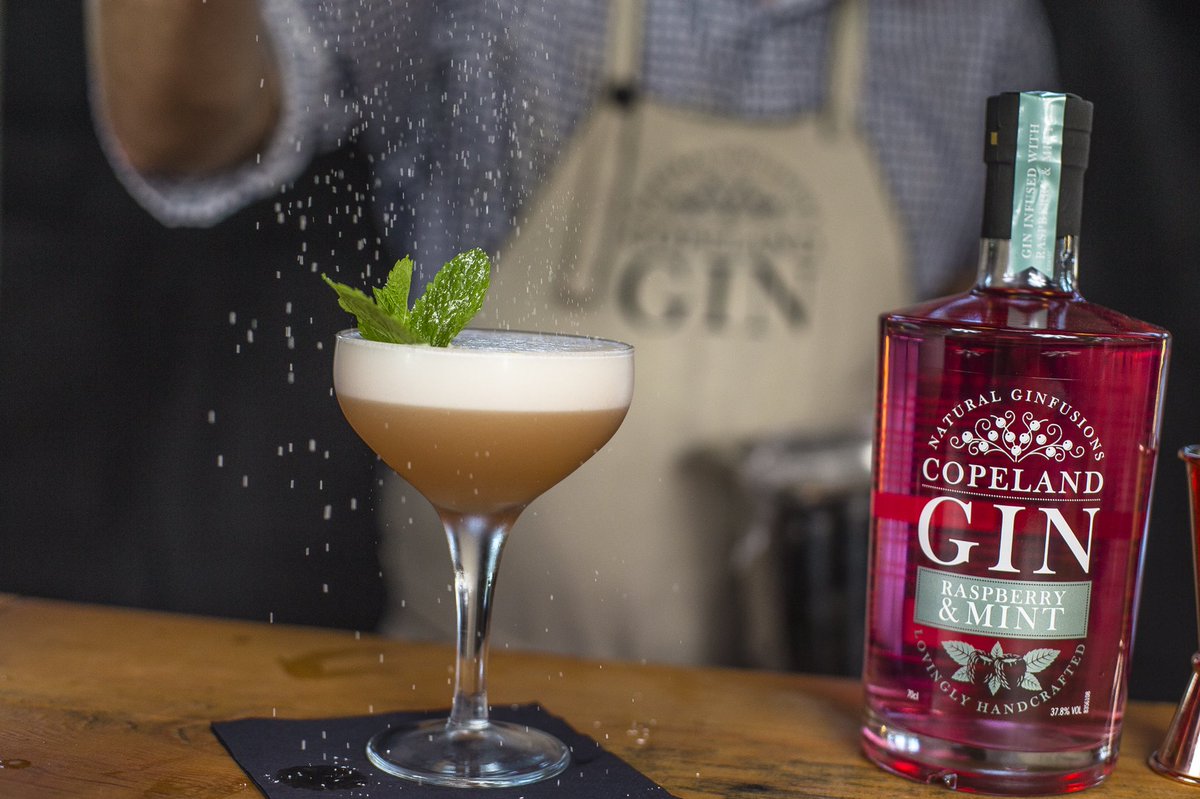 Will you look at the time! 😳 It’s nearly time for #cocktails 🍸 😊Have a #gincredible #weekend folks, CG x  #FridayFeeling