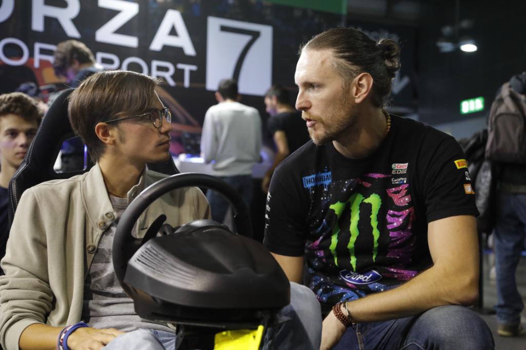XboxItalia's tweet photo. I consigli del campione: #AndreaFacchinetti con i nuovi piloti di Forza Motorsport 7! 
#FordGamesWeek @forditalia https://t.co/BFrGo6T2bj