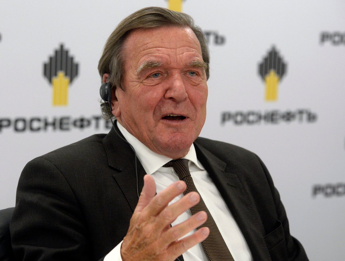 Oud-bondskanselier Gerhard Schröder is benoemd tot voorzitter RvC van Russische oliebedrijf Rosneft nrc.nl/nieuws/2017/09…