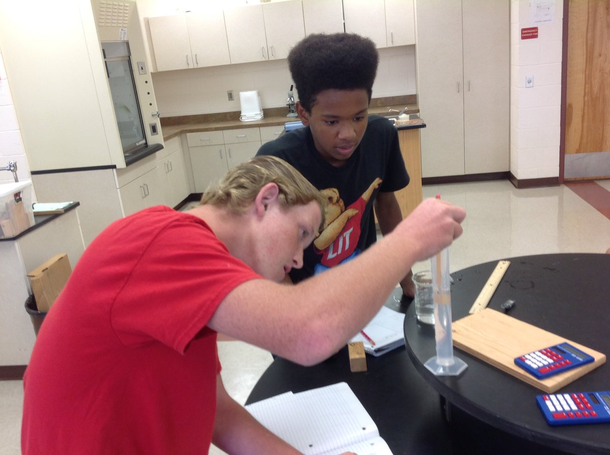 SandyPopeLMS's tweet photo. Measuring volume using the water displacement method. #crmsbeatcats #bearcatscience https://t.co/2b2qYRSEh7