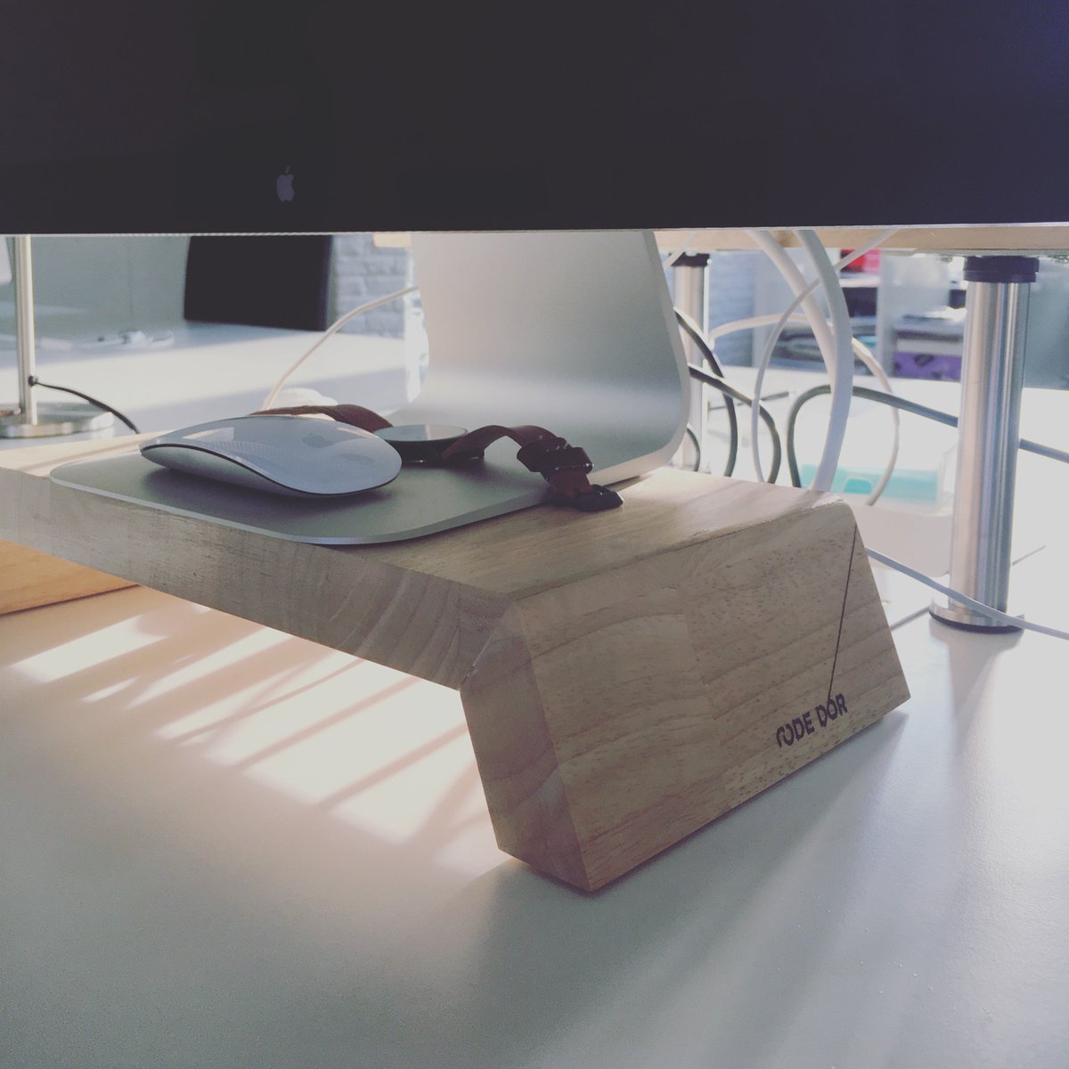 codedor_be's tweet image. Hoe cool is dit?! 🔝 Collega Dieter maakte deze houten staanders met Code d&apos;Or branding! #woodworking #branding #codedor #webagency #gent