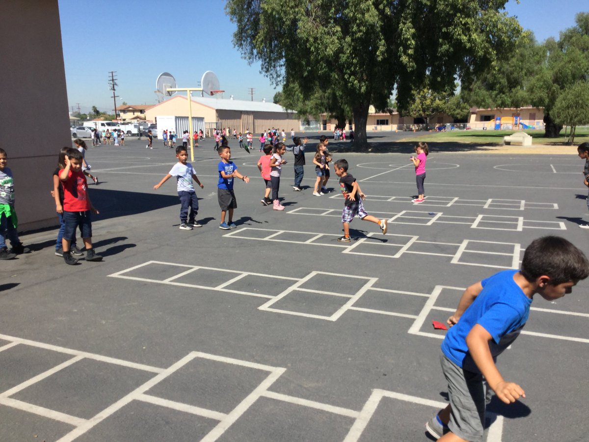 AlamedaTigers's tweet photo. First grade Tigers learn how to play tetherball and hopscotch during their PE time. https://t.co/5dAjLmFLAg