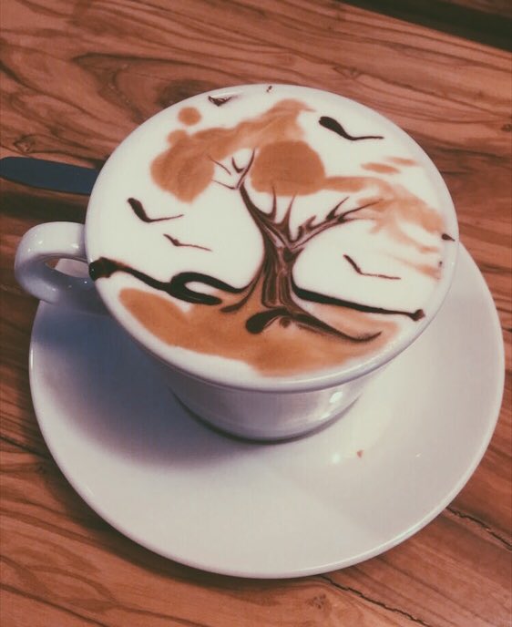 misslys617's tweet image. Happy #NationalCoffeeDay! Here’s some rad latte art from Florence’s News Cafe ❤️