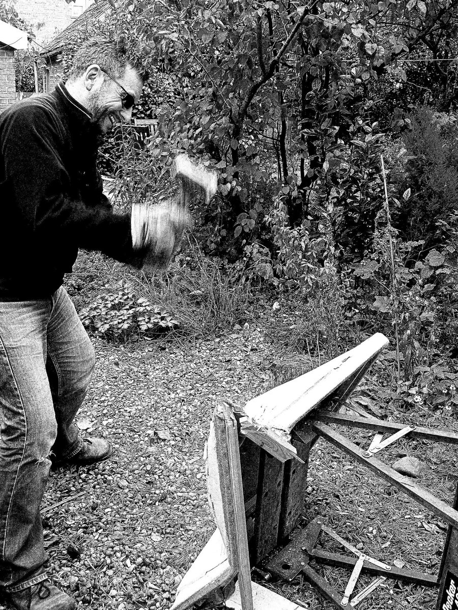 MossCreate's tweet image. @MossCreate working on a new canvas circa 2013. Using a 'large brush' on this occasion. #makingart #artist #art #destructioniscreation