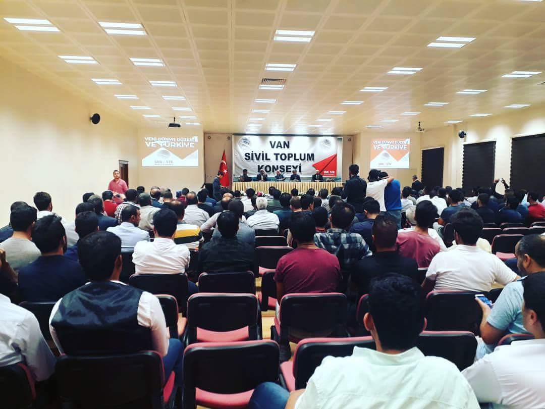 Van Sivil Toplum Konseyimizin düzenlemiş olduğu Yeni Dünya Düzeni ve Türkiye panelindeyiz.