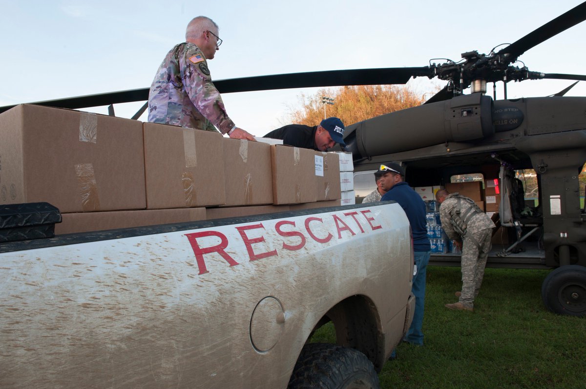 DeptofWar's tweet photo. #Rescate! @USNationalGuard &amp; @USCG members unload food &amp; water in #Carolina &amp; #Ponce 🇵🇷 to deliver to residents impacted by #HurricaneMaria. https://t.co/k5XFlGjyyK