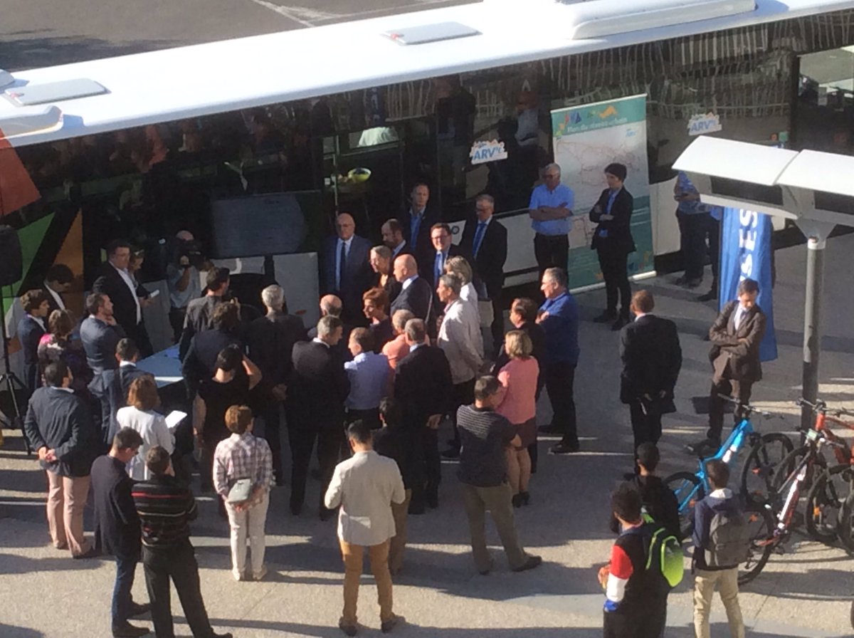 E. Borne à la rencontre des acteurs du pôle échange multimodal #Cluses &amp; du réseau de transport en commun ARV'i #MobilitéDurable