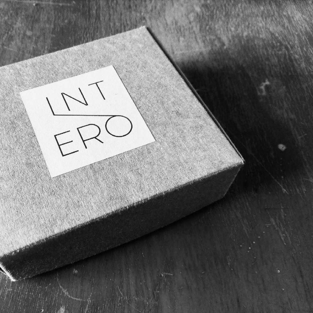 interoelements's tweet image. Details ♻✔ #interoelements #packaging #recycledpaper #specialdetails #logo #minimal #etsy #etsyseller #recycled #s… ift.tt/2x2Lw74