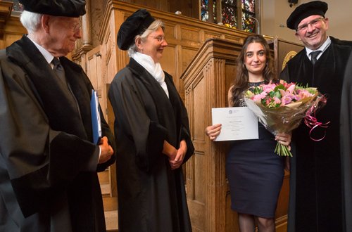 Onze vrijwilligster en redactrice v.d. Vascuzine studeerde vandaag SUMMA CUM LAUDE af in de geneeskunde. CHAPEAU! goo.gl/iCH6Qm