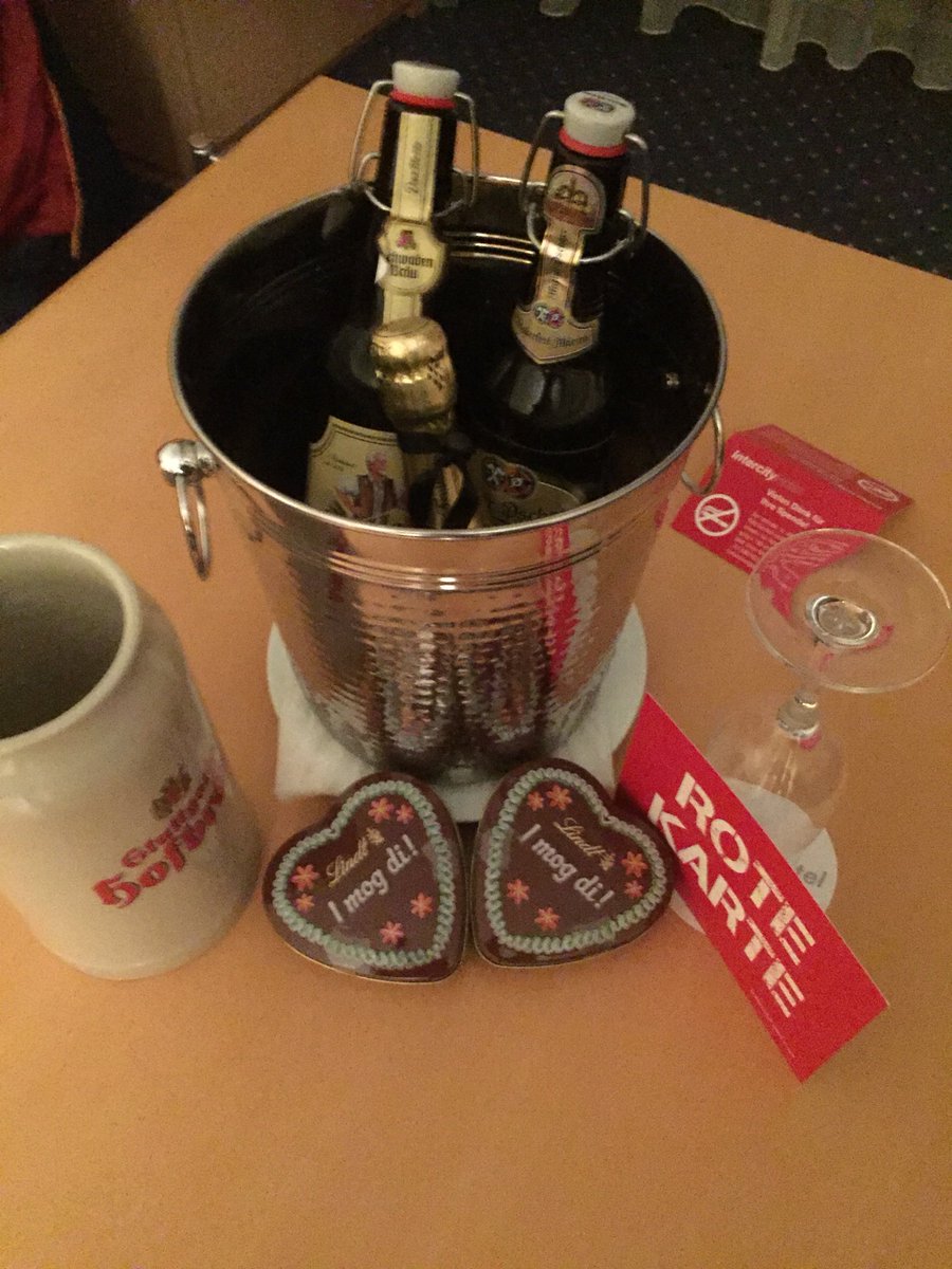 hofamarkus's tweet photo. Nette Begrüßung 😃🎉🍻🍾#Stuttgart #IntercityHotel #Wasen2017 https://t.co/9Owbxe8xkA