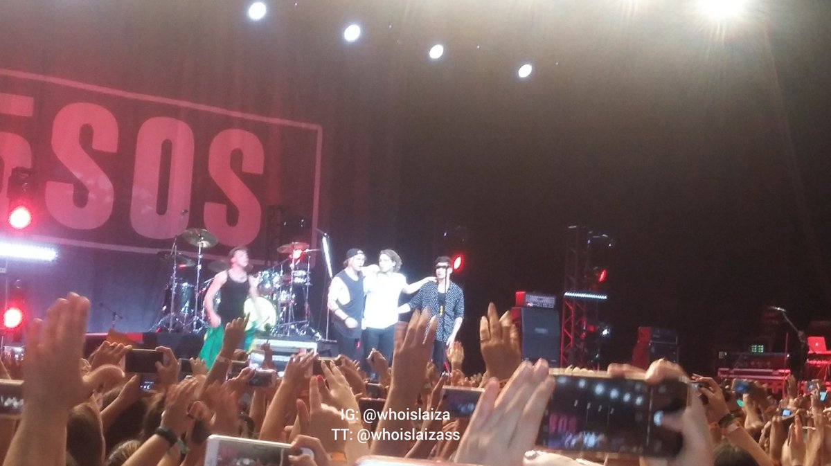 whoislaizass's tweet photo. O melhor dia da minha vida...😢💛

#Thanks5SOS #5SOSNaRD #5SOSBrasil #5SOSSaoPaulo #5SOSBrazil  @5SOSBrazil @Site5SOSBR @RadioDisneyBRA https://t.co/DP4EtjT0nv