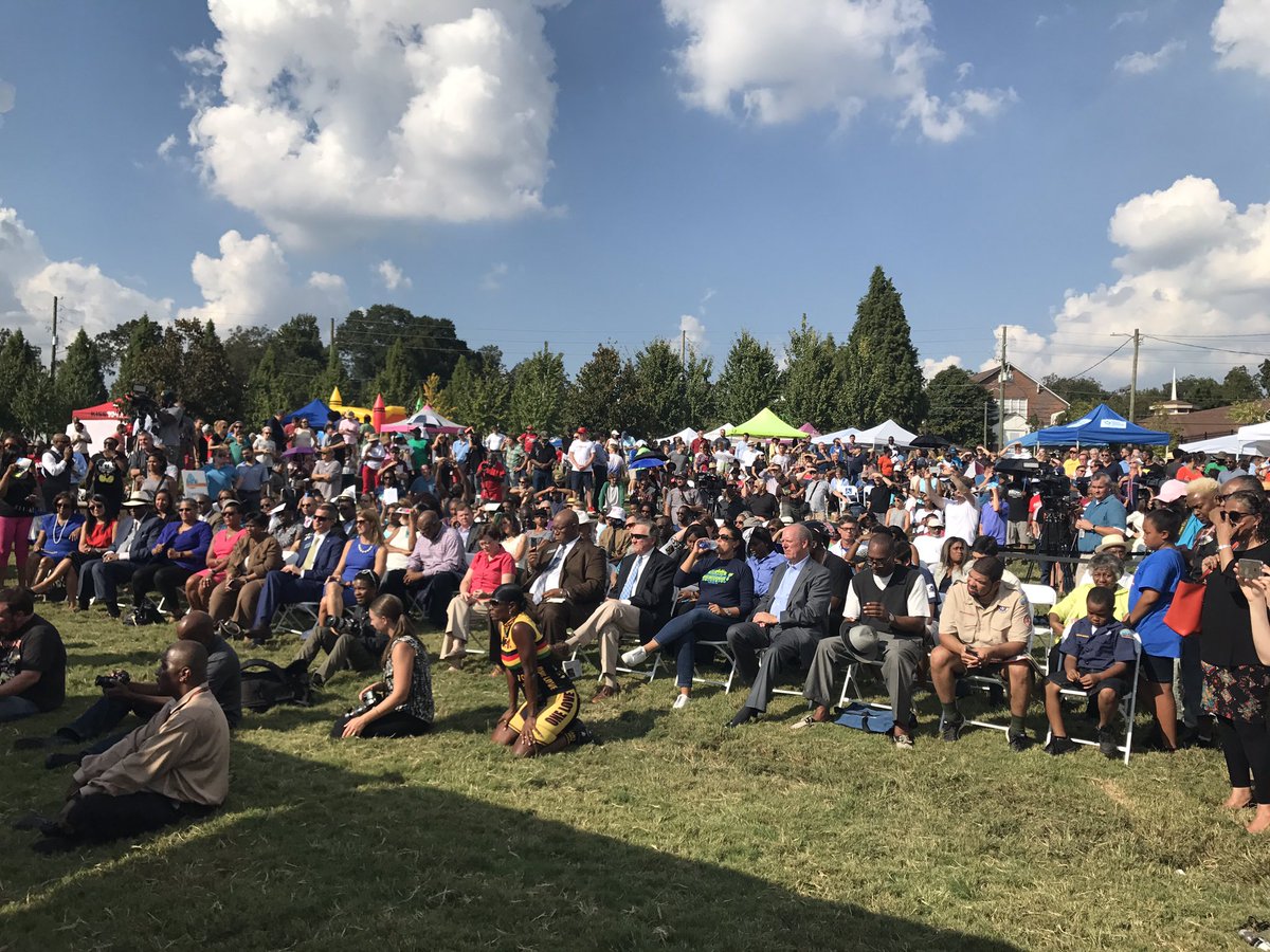 It's a big day for the City of Atlanta!Mayor <a href="/KasimReed/">Kasim Reed</a> cuts the ribbon on the new @AtlantaBeltLine #WestsideTrail.