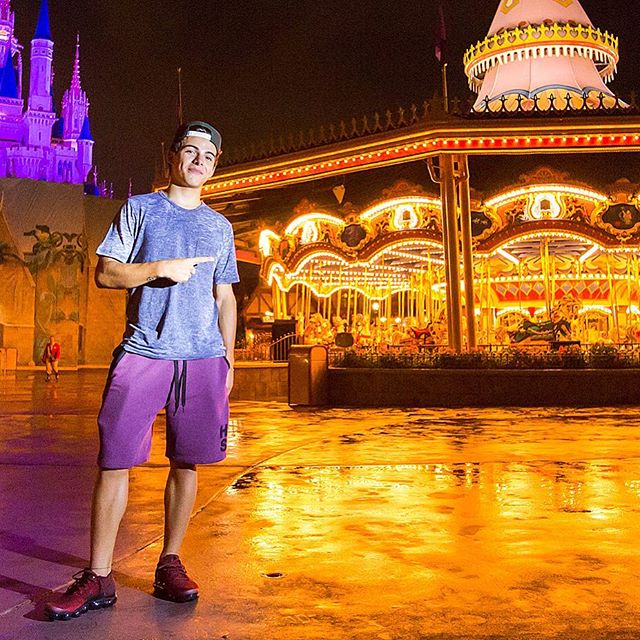 Embarque nesse... 🎠😂 #CarrosselNaDisneySim