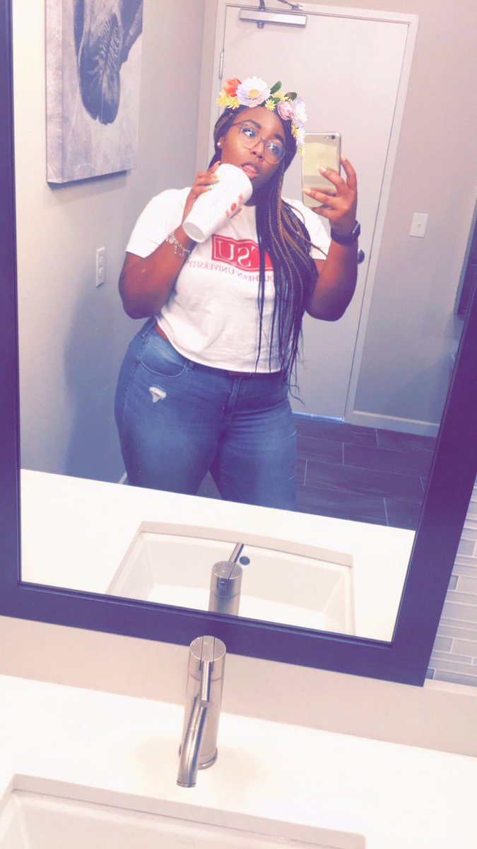 devinelove_'s tweet photo. trying to show school spirit lol 🐯🤘🏾#txsu2020 https://t.co/YfKq4vt3im