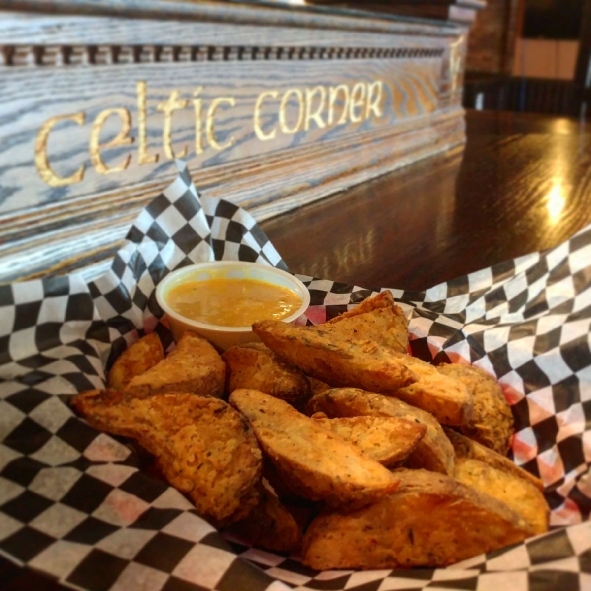 celticcorner's tweet photo. Drop-in for Dartmouth Taters w/ 9Locks IPA dip, 25 taps of deliciousness  live music #DowntownDartmouth #ItzFriday https://t.co/xKvyTwAwmf