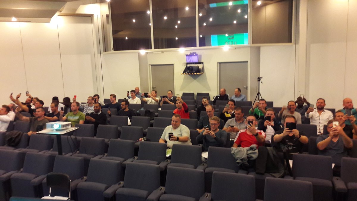 Selfie-time in de VTS-opleiding Trainer A Voetbal - Wie ben ik en wie wil ik worden als trainer? #tevredendocent #VTS #reflectie <a href="/Voetbal_VL/">Voetbal_VL</a>