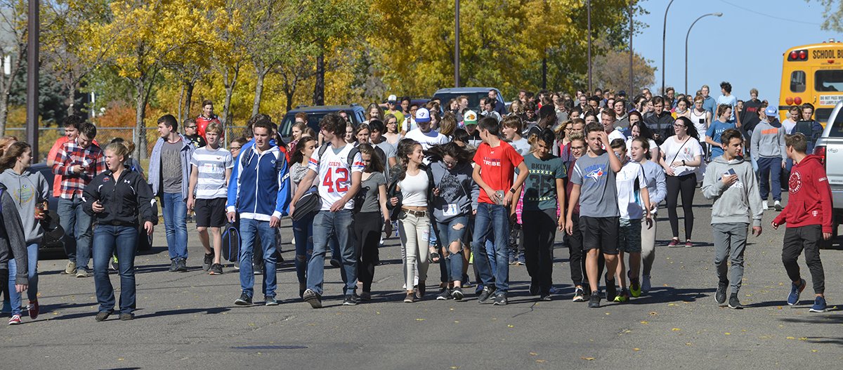 swbooster's tweet photo. Impressive show of school spirit at @SCCHS_Comp Welcome Back Assembly and Terry Fox School Run #BeLikeTerry @TerryFoxCanada https://t.co/HFACgQViFF