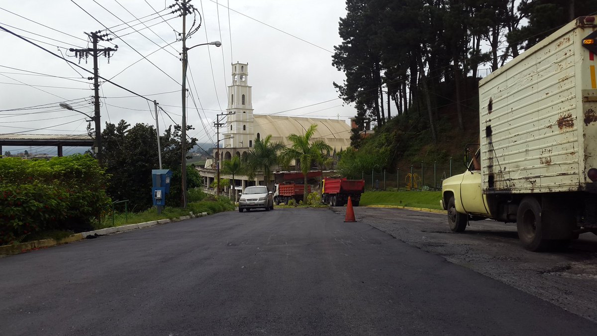 InfraCarrizal's tweet photo. @AlcCarrizal Rehabilitación asfáltica Av Los Parques. Llano Alto. #Trabajo #PlanVial2017 https://t.co/HOcWLK4C8S