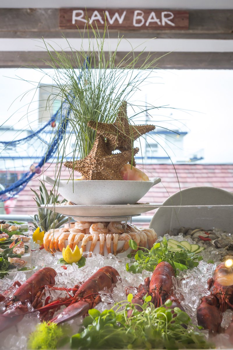 Raw Bar Vibes 👀 Join us for a sail tonight and snag $5 off your sailing pass with the code TWIT5 💥👊