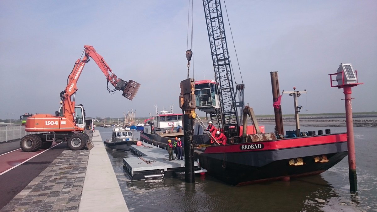 Gisteren de nieuwe aanleg steiger opgehaald bij <a href="/NGShipyards/">NG Shipyards</a> en vandaag samen met #Zijsling de steiger geplaatst bij de veerdam #Ameland.