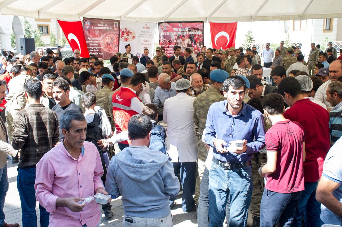 T.C. Jandarma Gn. K (@jandarma) on Twitter photo Van İl Jandarma Komutanlığınca; Aile Sosyal Politikalar İl Müdürlüğü ve İl Müftülüğünün işbirliğiyle, Yeni Norşin Camii’nde Muharrem Ayı münasebetiyle Cuma Namazı sonrası yaklaşık iki bin vatandaşımıza aşure dağıtıldı. Van İl Jandarma Komutanlığınca; Aile Sosyal Politikalar İl Müdürlüğü ve İl Müftülüğünün işbirliğiyle, Yeni Norşin Camii’nde Muharrem Ayı münasebetiyle Cuma Namazı sonrası yaklaşık iki bin vatandaşımıza aşure dağıtıldı.