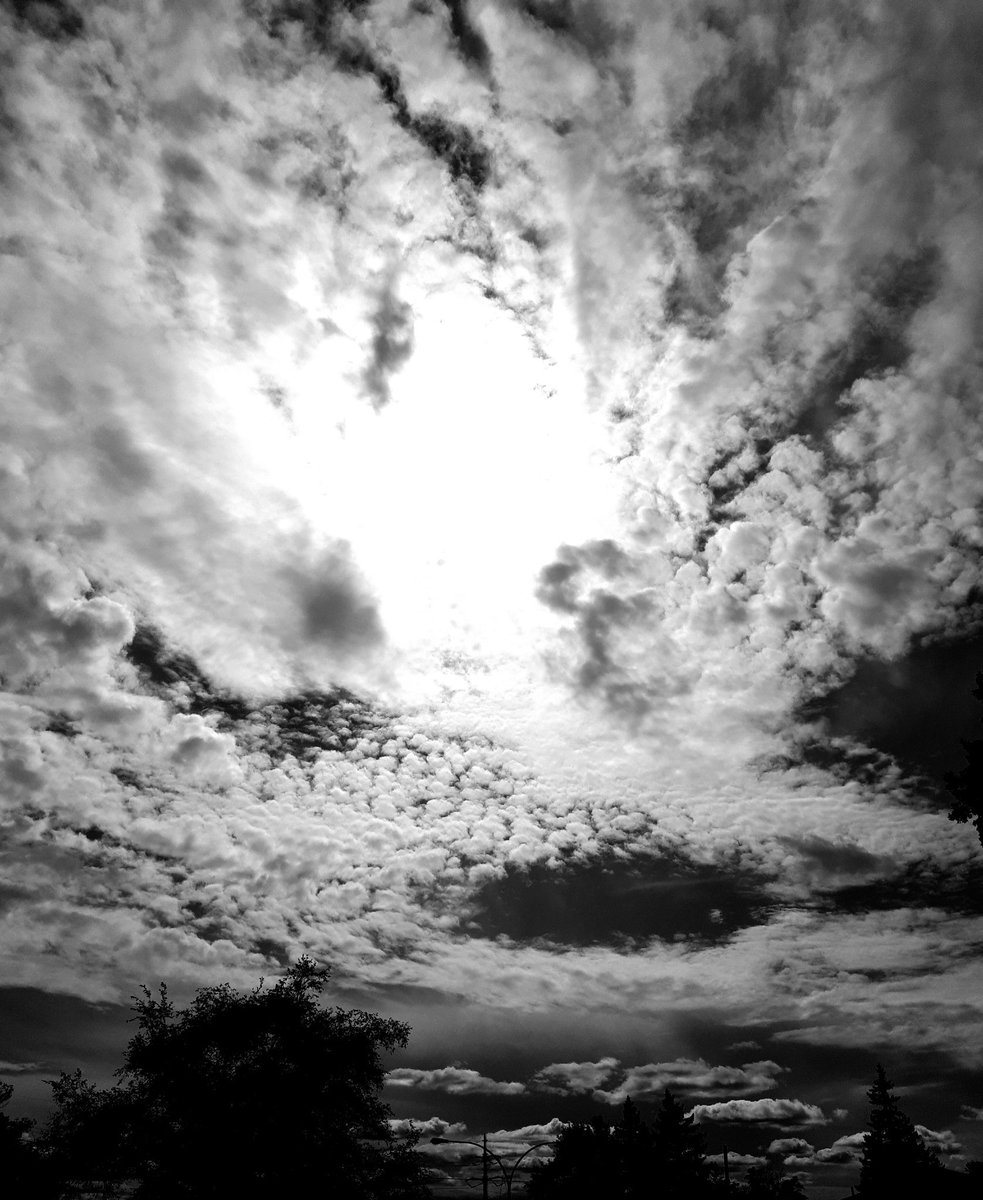 BrianDavidson6's tweet photo. #blackandwhitephotography #intenseclouds #lookup https://t.co/j0jtP4W1P0