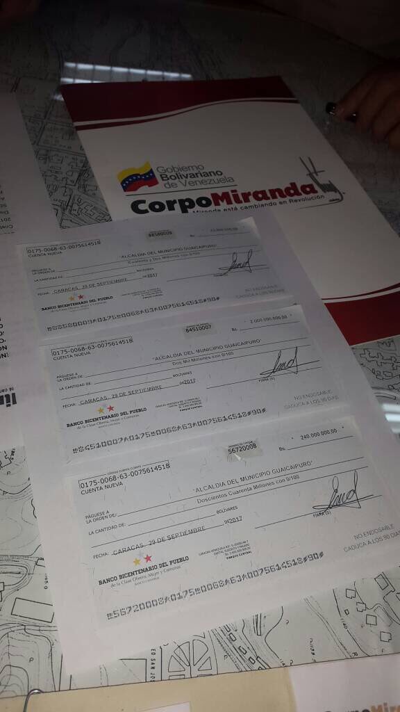 luiscarPSUV's tweet photo. #Guaicaipuro entrega de Recursos para inmediato inicio de planes de Asfaltado, Iluminación de Comunidades y Empleo Juvenil @garcesfrancisco https://t.co/KuMDWpk7Sf