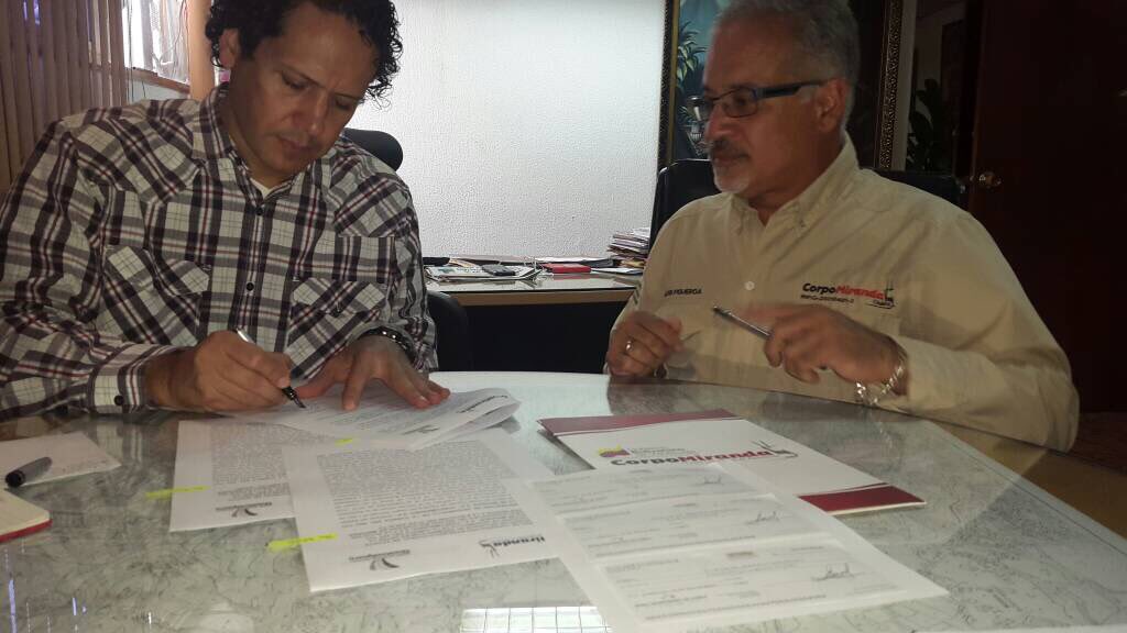 luiscarPSUV's tweet photo. #Guaicaipuro entrega de Recursos para inmediato inicio de planes de Asfaltado, Iluminación de Comunidades y Empleo Juvenil @garcesfrancisco https://t.co/KuMDWpk7Sf