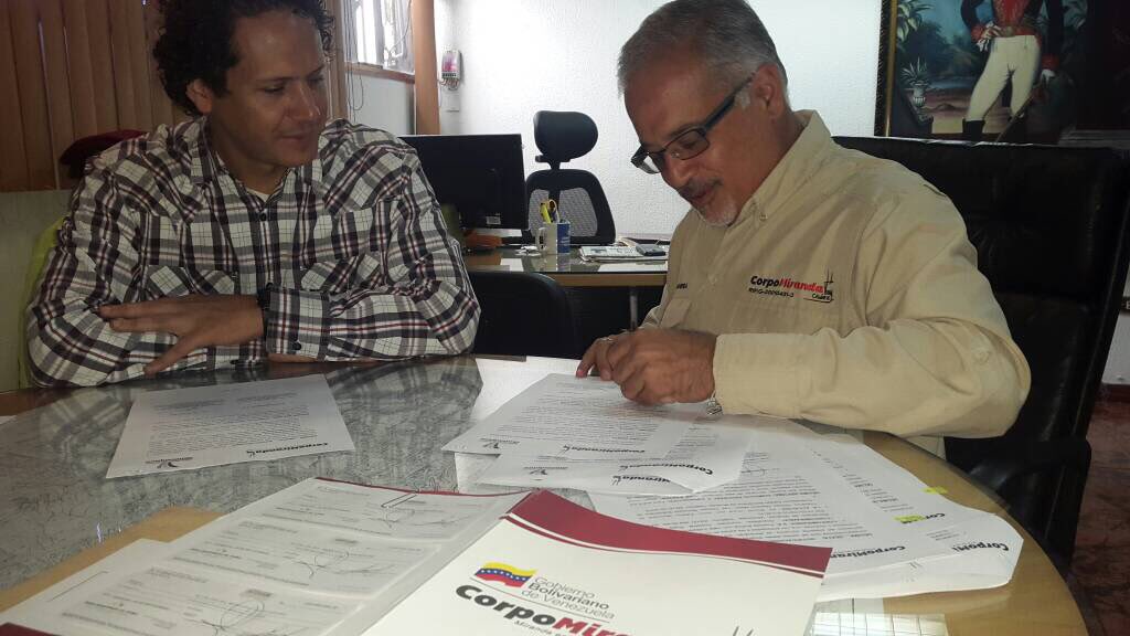 luiscarPSUV's tweet photo. #Guaicaipuro entrega de Recursos para inmediato inicio de planes de Asfaltado, Iluminación de Comunidades y Empleo Juvenil @garcesfrancisco https://t.co/KuMDWpk7Sf