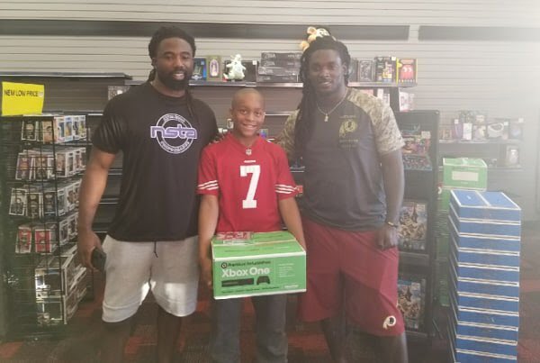 FaisValue's tweet image. Washington #Redskins RBs #KeithMarshall and #RobKelly bought an Xbox One for a kid in a #Kaepernick Jersey. bit.ly/2yyb9xN
