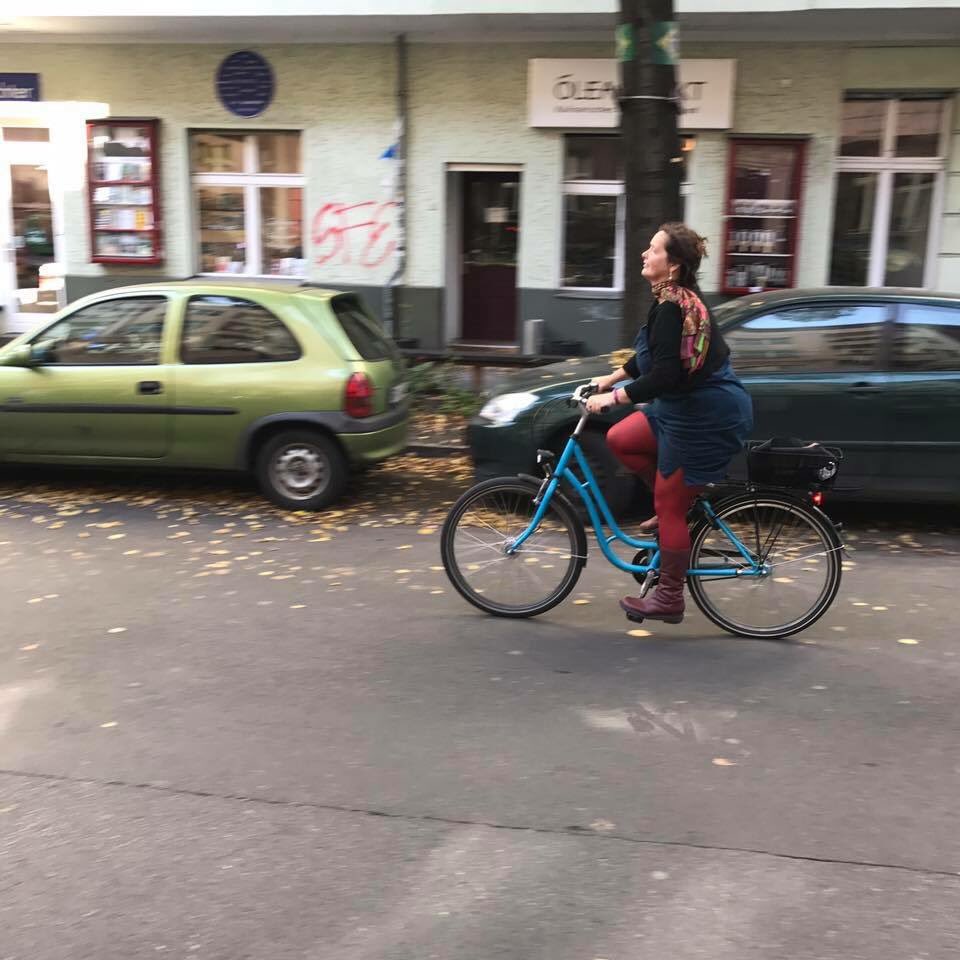 CatherineDeveny's tweet image. Ridden 100km in ten days in four European cities. Thousand of riders. Not one helmet. Get your shit together Australia.