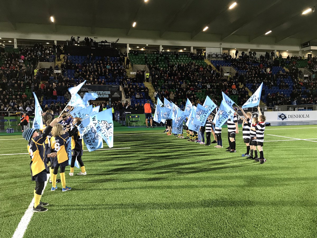 Tonight's guard of honour brought to you by <a href="/StrathavenRFC/">Strathaven RFC</a> <a href="/helensburgh_rfc/">Helensburgh RFC</a> @strathendRFC and Cumbernauld P4's well done guys great job 👍🏼