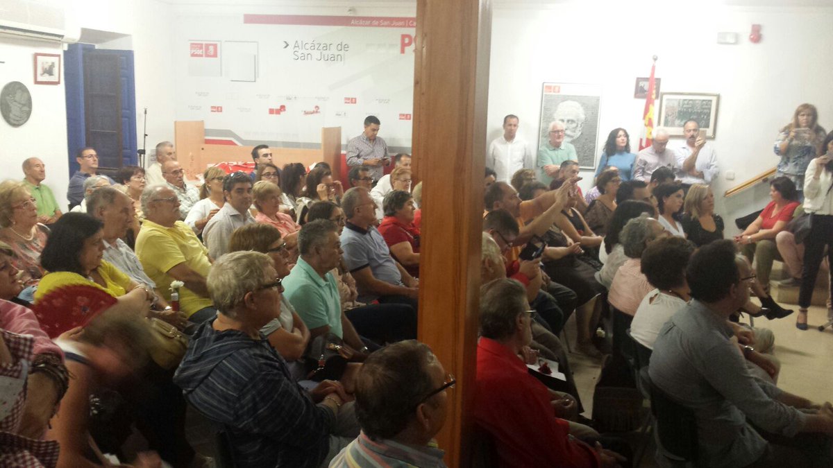 SocialistasC's tweet photo. Gracias @JL_Blanco aceptaste ser nuestro candidato y te queremos #SecretarioGeneral
#elvalordelapalabradada
#CLMconJoseLuis https://t.co/PkzTFTYmXr