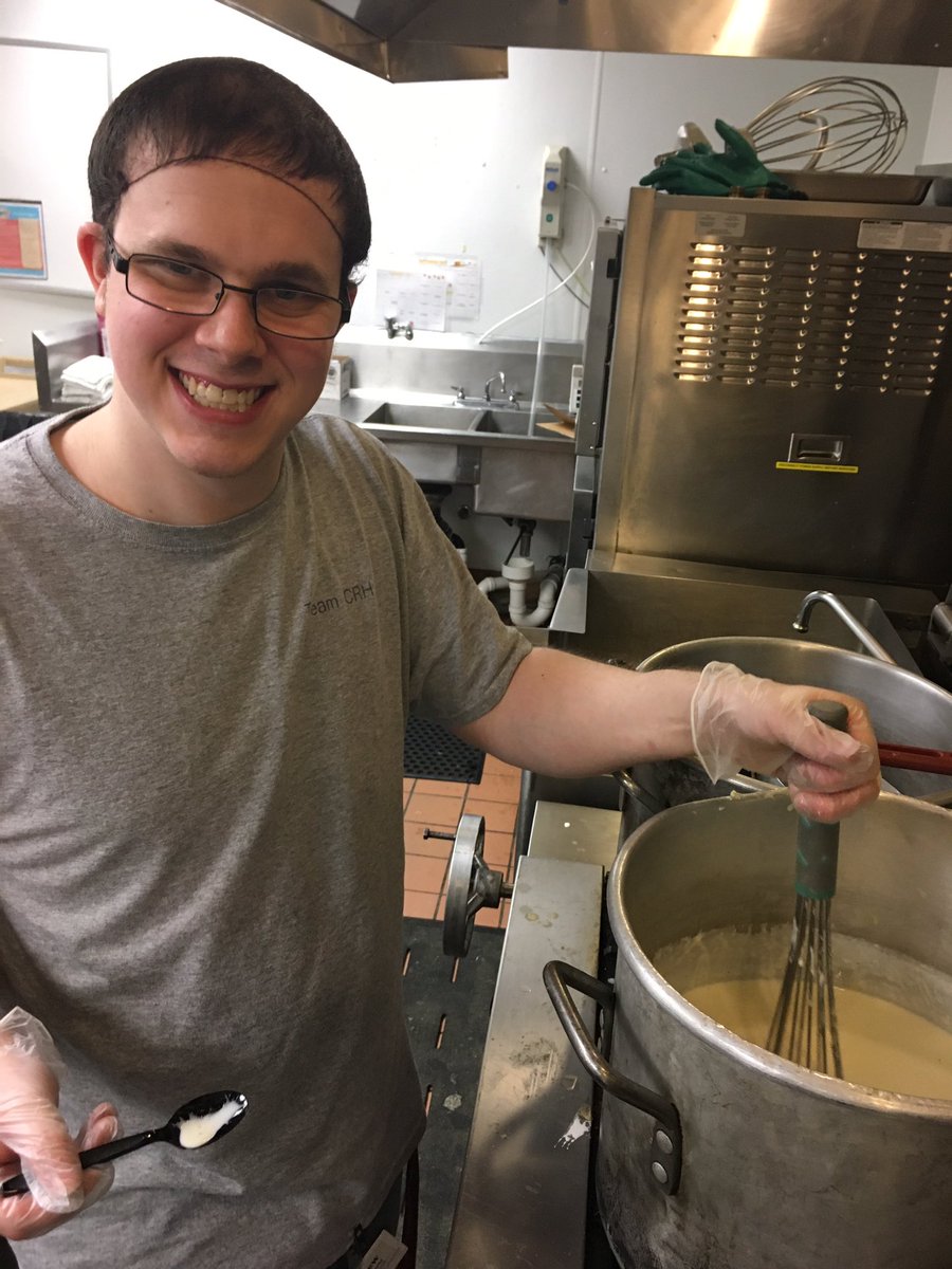 MCL_CBodanza's tweet image. #CheftoChef Andrew&apos;s first Bechamel! #culinarylearning @LundinKen @HastingsCaitlin @ChefJohnRifkin @bethebenchmark