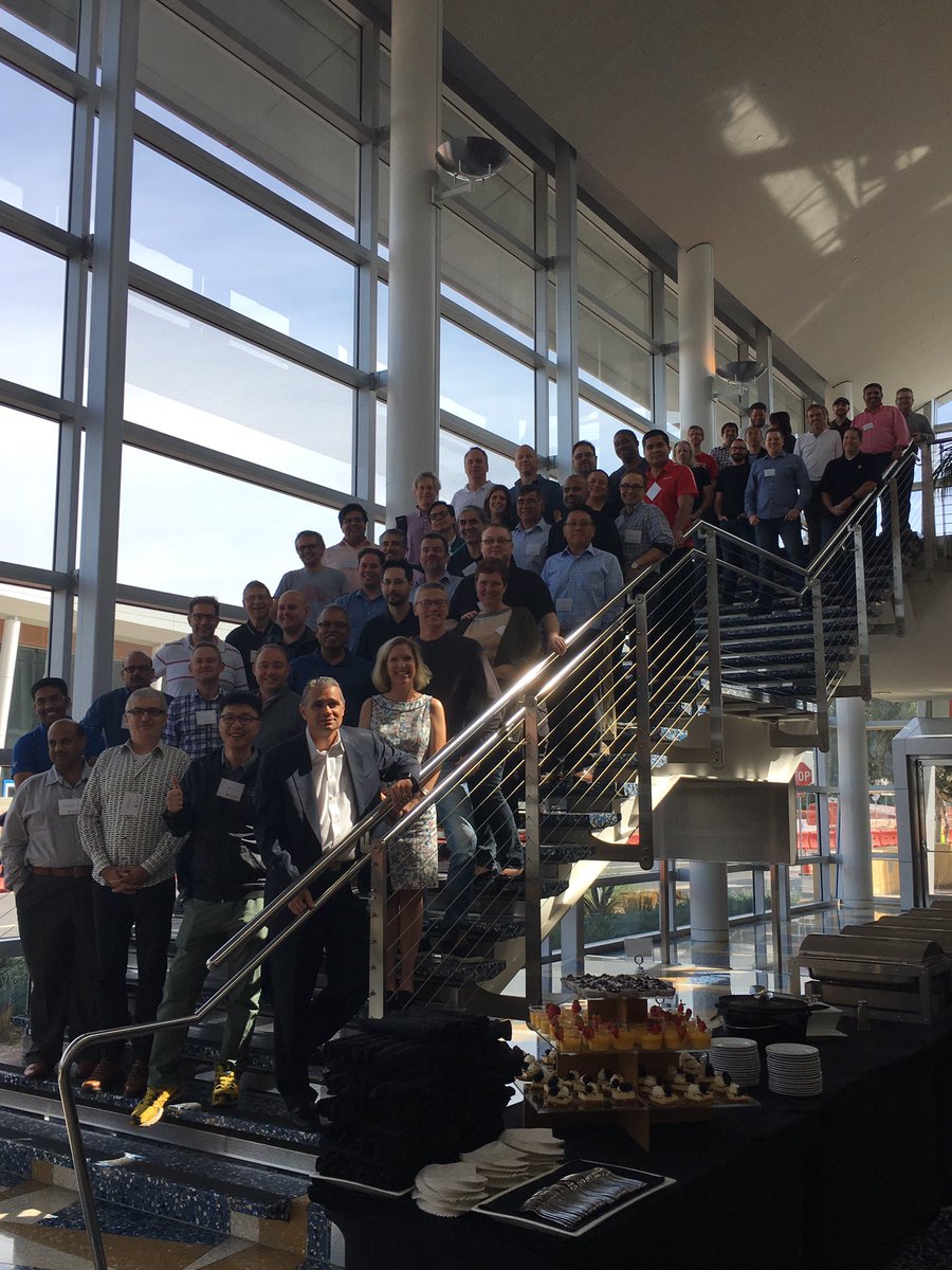 oracleace's tweet image. @oracleace #ACEDirector group photo! Everyone say #oow17!