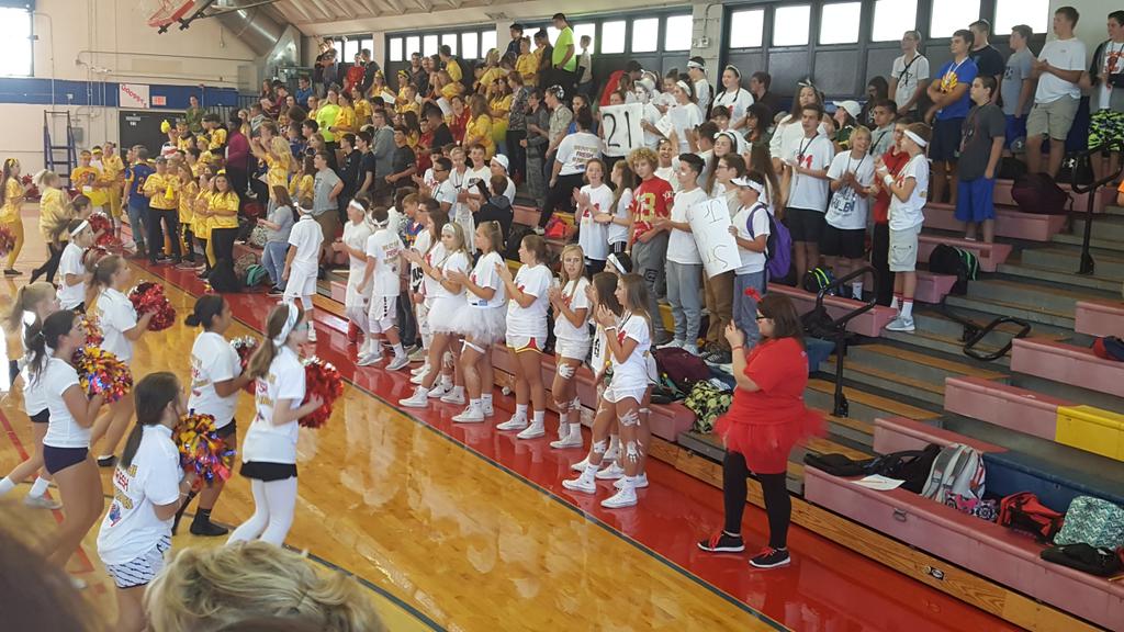 TurleyRox's tweet photo. Go freshmen! #WhiteOut #RHSHoco2017 https://t.co/knfjIpEJXy