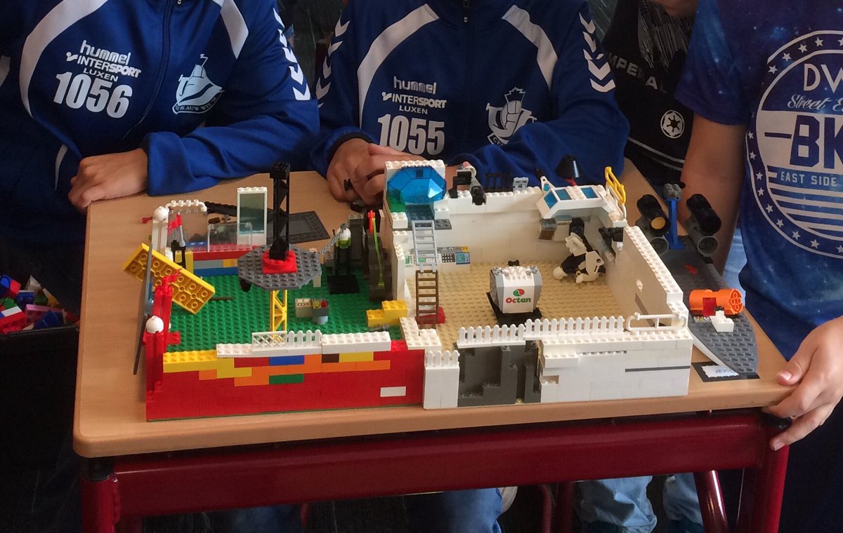 AlindeH's tweet photo. Prachtdag! Juf Sylvia en meester Marten 25 jaar in het onderwijs. Kids hebben hele dag met lego gespeeld @gbsdeprincenhof #samenspelen #lego https://t.co/5QMcSDvvEq