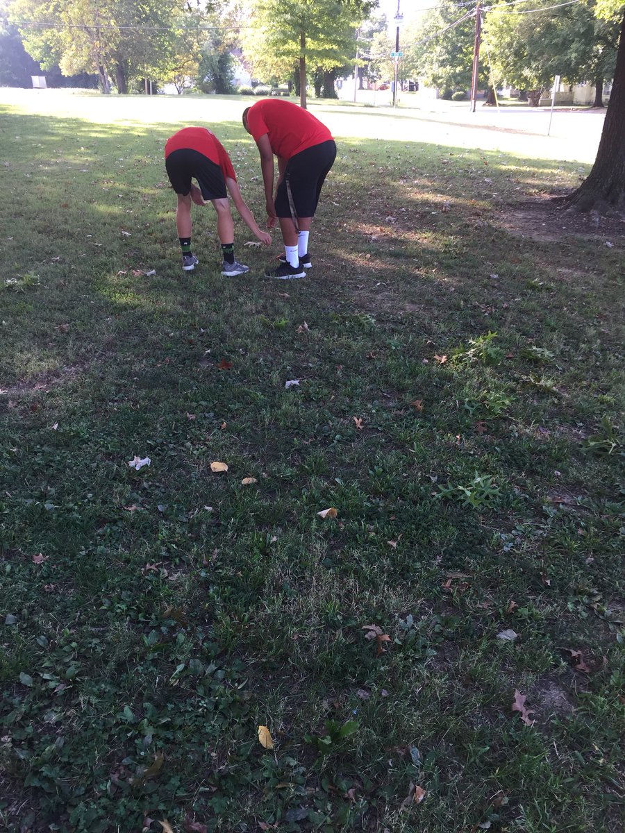 MHS_YL_'s tweet photo. Making the schools look nicer by picking up trash! https://t.co/JxFTLTm70f